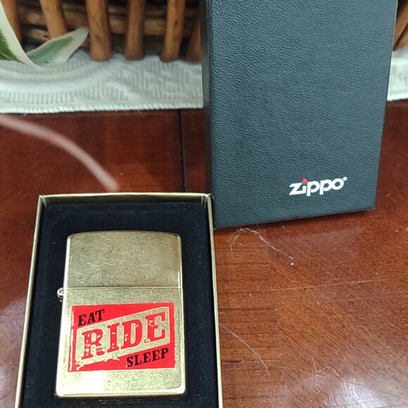 Unfired 2004 Vintage Marlboro Eat Ride Sleep Zippo Cigarette Lighter in Box - Picture 2 of 8